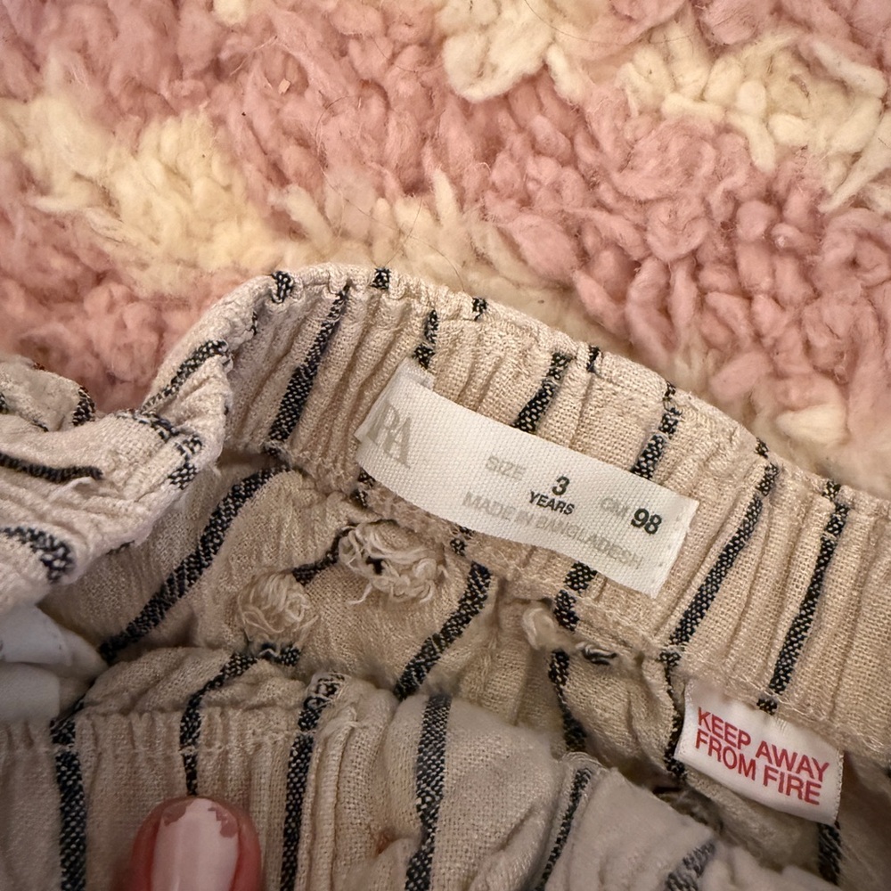 Zara Beige Shorts with grey Vertical Stripes - Picture 3 of 3
